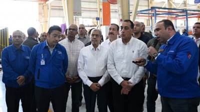 رئيس الوزراء يزور مصنع العربي ـ تويواتشي لإنتاج الزجاج الهندسي
