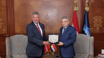 الفريق أسامة ربيع يبحث سبل التعاون المستقبلي مع سفير الدنمارك 