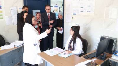 نائب وزير الصحة يتفقد مركز صحة أسرة غرب الجامعات ويوجه بصرف مكافأة للعاملين تقديرًا لأدائهم المتميز