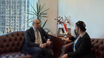 وزير الطيران المدني يلتقي مسؤولة برامج دعم الدول بالإيكاو لبحث دعم مصر في برامج الحماية المدنية الصديقة للبيئة