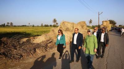 وزيرة التنمية في جولة مفاجئة لمنظومة جمع قش الأرز بالدقهلية والقليوبية
