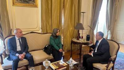 وزير الخارجية يلتقي مندوبة باراجواي لدى اليونسكو خلال زيارته لفرنسا