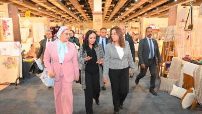 وزيرة التضامن الاجتماعي تتفقد جناح صندوق "دعم الصناعات الريفية والبيئية " المشارك في معرض "تراثنا "