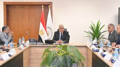 سويلم يعقد اجتماعًا مع السادة قيادات الوزارة ورؤساء الإدارات المركزية للري بالمحافظات ذات الواجهة النيلية