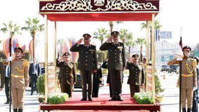 وزير الدفاع ينيب قادة الجيوش الميدانية لوضع أكاليل الزهور على قبر الجندى المجهول