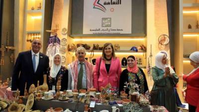هالة السعيد والدكتورة غادة والي يقدمان رسالة تشجيع لفناني ومبدعي معرض تراثنا 2025