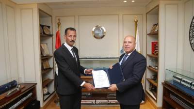 وزير الصناعة والنقل يكرم سائق أتوبيس بشركة غرب ووسط الدلتا للنقل والسياحة