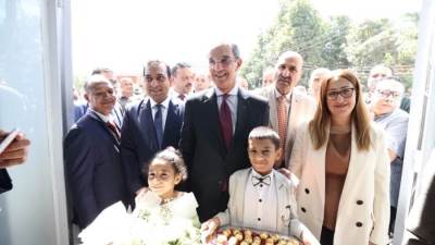 وزير الاتصالات يزور مدرسة WE للتكنولوجيا التطبيقية ومركز مبيعات قنا المستجدة التابع لشركة WE