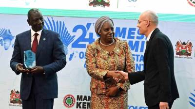 منح المصرية "فريدة عيد" جائزة أفضل مصممة لعام 2025 ضمن منافسات معرض "الجلود الطبيعية تظل متميزة"