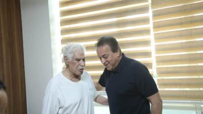 وزير الصحة والسكان يزور الكابتن حسن شحاتة للاطمئنان على حالته الصحية