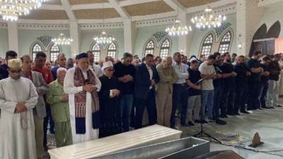 وزير قطاع الأعمال ووزراء سابقين يشاركون فى جنازة شقيقة إبراهيم محلب