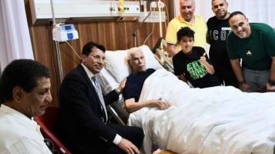 وزير الرياضة يطمئن على الحالة الصحية للكابتن حسن شحاته