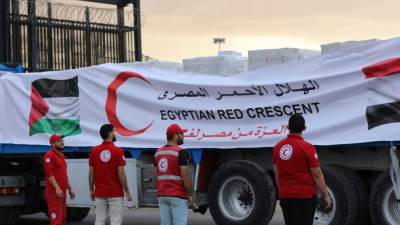 الهلال الأحمر المصري: قافلة "زاد العزة" الـ 49 تشمل 400 شاحنة وتحمل 9 آلاف طن مساعدات للفلسطينيين