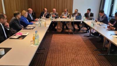 نائب رئيس مجلس الوزراء ووزير الصحة يلتقي الرئيس التنفيذي لمعهد WifOR الألماني