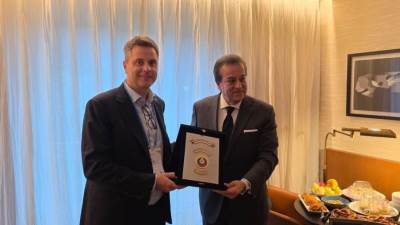 وزير الصحة يلتقي الرئيس التنفيذي لشركة «روش» ورئيس الاتحاد الدولي لجمعيات ومنتجي الأدوية لبحث التعاون