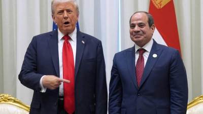 ترامب يطالب وسائل الإعلام مغادرة قاعة القمة للاجتماع بالقادة