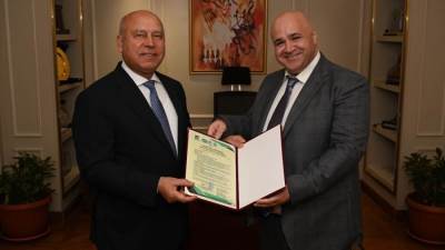 وزير الصناعة والنقل يسلم شهادات التحقق من تقارير البصمة الكربونية لـ6 شركات محلية رائدة في مختلف القطاعات الصناعية