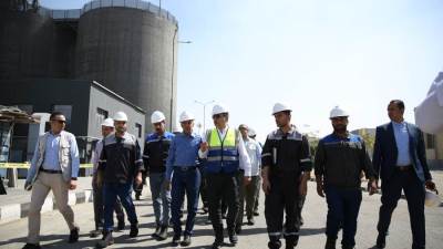 وزير قطاع الأعمال العام يتفقد التشغيل التجريبي لمصنع بلوكات الأنود الكربونية بالعين السخنة بعد إنجاز المرحلة الأولى من إعادة التأهيل