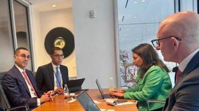 وزير الاستثمار والتجارة الخارجية يلتقي مسؤولي “فيتش” في واشنطن