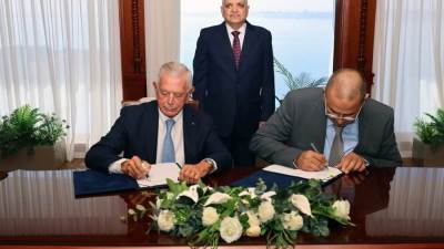 أسامة ربيع يشهد توقيع عقد بين مصنع مصر لبناء القاطرات ومجموعة NERI الإيطالية لبيع قاطرتين بقوة شد 90 طن