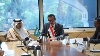 نائب رئيس مجلس الوزراء يبحث مع وزير الصحة السعودي تعزيز التعاون الصحي المشترك وتوطين الصناعات الدوائية