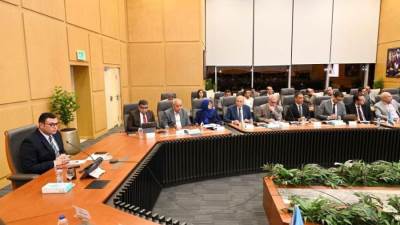 وزير الإسكان يعقد اجتماعا لمتابعة المشروعات السكنية بعددٍ من المدن والمحافظات