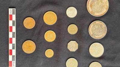  اكتشاف كبسولة رصاصية نادرة تحتوي على مجموعة عملات تاريخية في حي وسط الإسكندرية