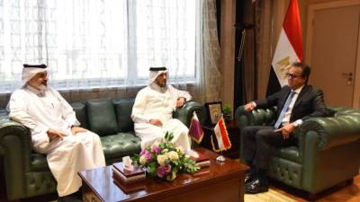 وزير الصحة والسكان يستقبل وزير الصحة العامة بدولة قطر لبحث سبل التعاون