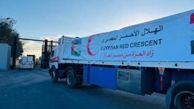 الهلال الأحمر المصري يدفع أكثر من 4 آلاف طن مساعدات إنسانية وإغاثية لغزة عبر قافلة "زاد العزة" الـ 52