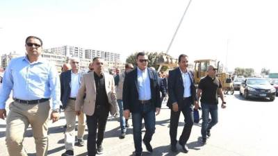 وزير الإسكان يتفقد الطرق والمحاور والميادين بمدينة العاشر من رمضان لمتابعة الأعمال التي تم وجارٍ تنفيذها