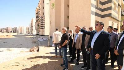 وزير الإسكان يتفقد وحدات المبادرة الرئاسية "سكن لكل المصريين" بمدينة العاشر من رمضان 