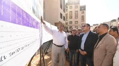 وزير الإسكان يتفقد الطرق والمحاور ووحدات الإسكان الأخضر  بـ " سكن لكل المصريين" بمدينة حدائق العاشر من رمضان 