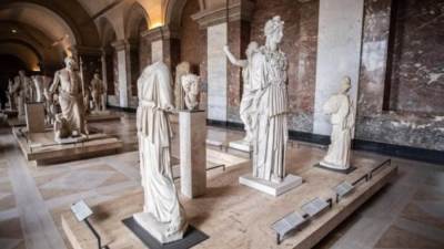 في 7 دقائق فقط.. سرقة مجوهرات "لا تقدر بثمن" من متحف اللوفر