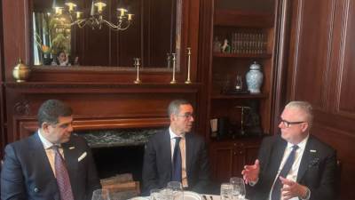 وزير الاستثمار والتجارة الخارجية يلتقي الرئيس التنفيذي لشركة “فوربس” العالمية