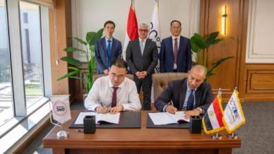 رئيس اقتصادية قناة السويس يشهد توقيع عقود 4 مشروعات جديدة بالمنطقة الصناعية بالسخنة