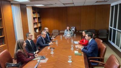 وزير الاستثمار يبحث مع شركة “بوينغ” العالمية تعزيز الشراكة الاستراتيجية في قطاع الطيران والنقل الجوي