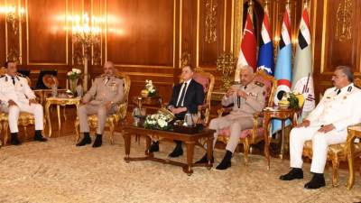 القائد العام للقوات المسلحة يستقبل وزير الداخلية لتهنئته بذكرى انتصارات أكتوبر الـ52