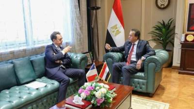 وزير الصحة يستقبل سفير فرنسا بمصر للإتفاق على تنفيذ خطة لتقديم المساعدات الإنسانية لقطاع غزة