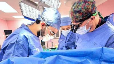 المستشفيات التعليمية تستضيف فريقا عالميا لجراحة قلب الأطفال بمعهد القلب القومي