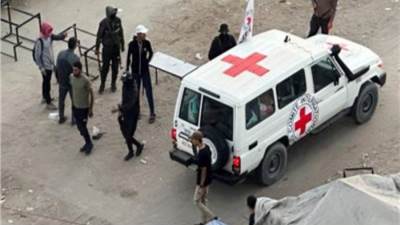 القاهرة الإخبارية: الصليب الأحمر في طريقه لتسلم جثماني محتجزين اثنين جنوب غزة