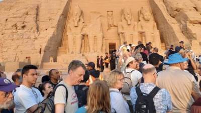 تعامد الشمس.. آلاف السائحين يصطفون لمشاهدة الظاهرة بمعبد أبوسمبل