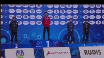 وزير الشباب والرياضة يهنئ البطل محمد حسن بذهبية العالم في المصارعة