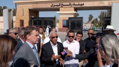 وفد برلماني دنماركي يتفقد مخازن المساعدات الخاصة بالهلال الأحمر المصري بمدينة العريش