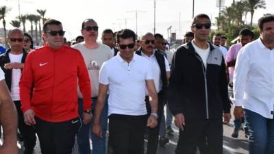 وزير الشباب والرياضة ومحافظ السويس يفتتحان مسيرة مهرجان يوم المشي العالمي