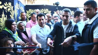 وزير الشباب والرياضة ومحافظ السويس يفتتحان صالة فنون قتالية وملعب خماسي بمركز شباب فيصل
