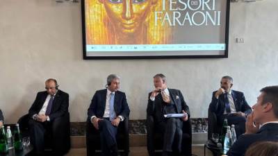 وزير السياحة والآثار المصري ووزير الثقافة الإيطالي يعقدان مؤتمرًا صحفيًا حول معرض كنوز الفراعنة