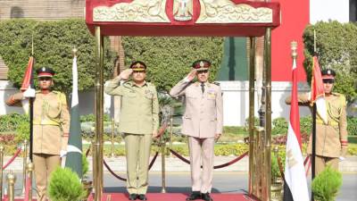 القائد العام للقوات المسلحة ورئيس الأركان يلتقيان رئيس أركان القوات البرية الباكستانية لبحث تعزيز التعاون العسكري المشترك