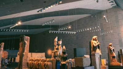 محافظة الجيزة تخصص شاشات عملاقة في الميادين لمتابعة افتتاح المتحف المصري الكبير