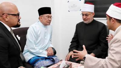 رئيس الوزراء الماليزي يلتقي مفتي الجمهورية في كوالالمبور.. ويشيد بدور مصر وقيادتها في نصرة قضايا الأمة