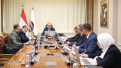 وزير قطاع الأعمال العام يتابع جهود التوافق مع آلية تعديل حدود الكربون لتعزيز تنافسية الصادرات